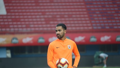 篮球直播-足球报：后腰位置是泰山2-9申花的直接原因，德尔加多表现糟糕