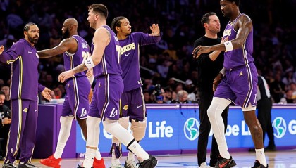 CCTV5在线直播-自暴自弃了？球权达不到预期后湖人先发中锋就不想好好打球吗？