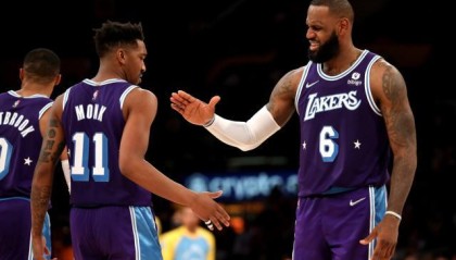 CCTV5在线直播-小阵容湖人火力凶猛 詹姆斯化身中锋威力无边