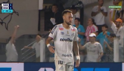 心里有火！内马尔妙传送助攻后表情严肃，队友用手指他的方向庆祝